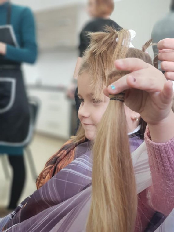 Участники акции Hair for Share делятся волосами на парики для онкобольных девушек