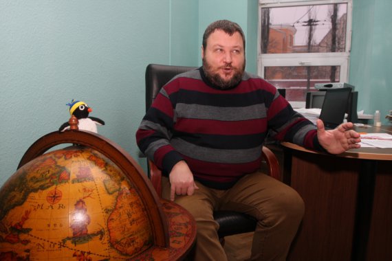 Директор Национального антарктического научного центра Евгений Дикий в себя в кабинете
