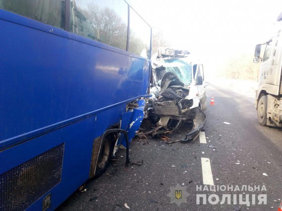 На трасі біля селища Горького Богодухівського району  Харківщини  мікроавтобус  Mercedes Sprinter    зіткнувся  з автобусом  Iveco