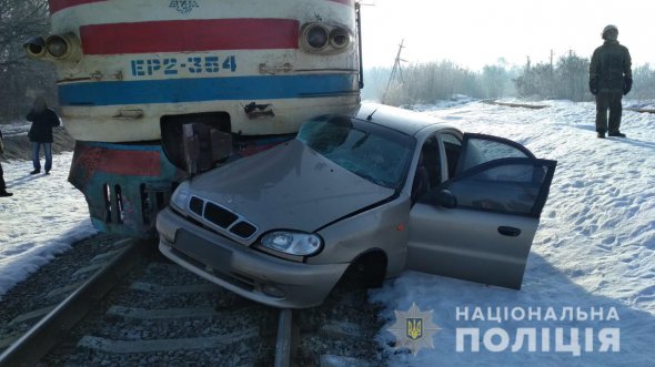 На залізничному переїзді в селищі Буди Харківського району електропоїзд протаранив легковий автомобіль Daewoo Lanos
