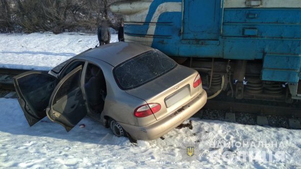 На железнодорожном переезде в поселке Буды Харьковского района электропоезд протаранил легковой автомобиль Daewoo Lanos