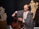 Мужчина реконструктор демонстрирует как печатали книги в древности