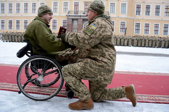 Генерал Павел Ткачук стал на колено, чтобы вручить Орден Богдана Хмельницкого III степени старшему лейтенанту Артуру Кирееву, февраль 2018 года