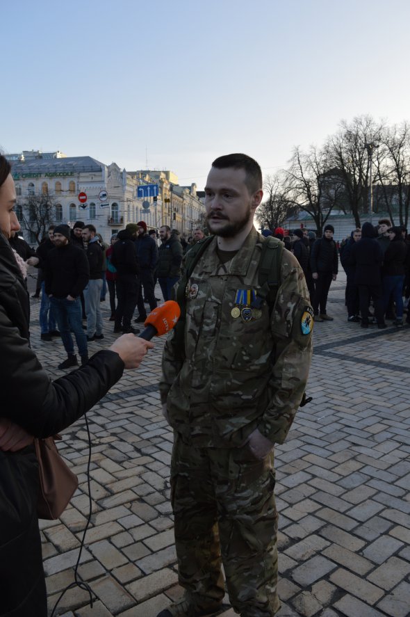 Розповідав журналістам про жахи війни боєць з позивним "Фокс"