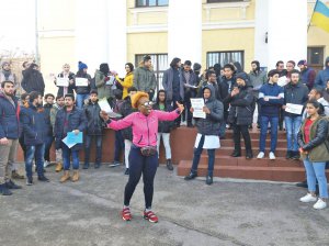 Іноземні студенти філії Донецького медичного університету в Кропивницькому мітингують після відрахування їх із вузу. Вимагають пояснень від керівництва навчального закладу