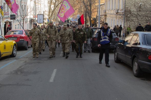 Колона ветеранів вирушила до Софіївської площі, аби вшанувати загиблих 