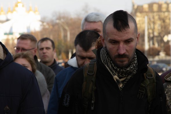 Минутой молчания почтили павших в том бою солдат. Некотоые военные не сдерживали слез