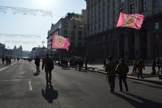 13:00 ветерани АТО збираються під будівлею КМДА, щоб ходою вшанувати пам'ять своїх бойових побратимів під містом Дебальцевим Донецької області