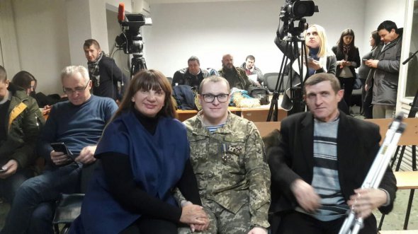 Петро Олексюк з батьками на суді з обрання запобіжного заходу лікарям