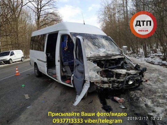 Поблизу села Катюжанка Вишгородського району Київщини маршрутний автобус Mercedes-Ben зіткнувся автомобілем Nissan Qashqai