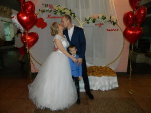 Вінничани Олена та Василь Резанки побралися після восьми років цивільного шлюбу. Мають сина 7-річного Тимофія. Весілля святкуватимуть у Карпатах