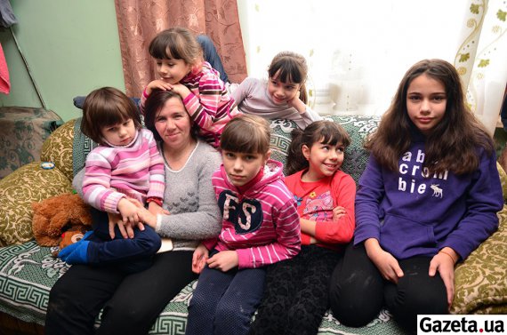 Женщина воспитывает 23-летнюю Кристину, 21-летнюю Иванку, 14-летнюю Настю, 12-летнюю Марьяну, 9-летнюю Ульяну, 8-летнюю Марту, 6-летнюю Софию, 4-летнюю Боженута четырехмесячный Ангелину.