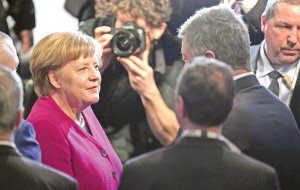 Президент України Петро Порошенко та канцлер Німеччини Анґела Меркель на Мюнхенській безпековій конференції домовилися про координацію дій щодо запровадження ”Азовського пакету” санкцій проти Росії. 16 лютого, Мюнхен, Німеччина