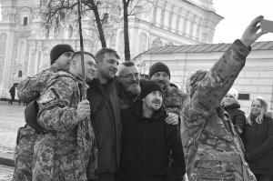 Ветерани війни на Донбасі роблять спільне селфі на Софійській площі у Києві 17 лютого. Усі вони учасники маршу захисників України — щорічної акції військових, які брали участь в обороні міста Дебальцево в 2015 році