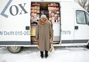Жінка купує товари в пересувній лавці у селі Іванковичі Васильківського району на Київщині. Більше половини заробленого українці витрачають на продукти