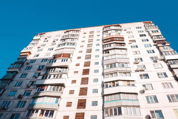 У Києві    в  під’їзді багатоповерхового будинку між 11 і 12 поверхами повісився 23-  річний чоловік