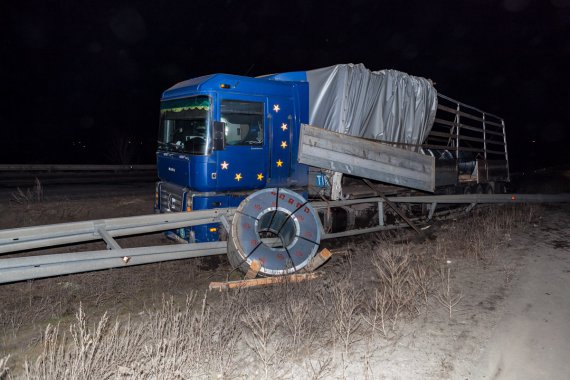 На трассе Днепр-Кривой Рог произошла авария с участием фуры и автомобиля ВАЗ