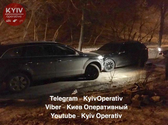 В Киеве пьяный водитель Volkswagen несколько раз протаранил Audi, которая ехала по встречной полосе. А потом вышел и начал бить машину кулаками