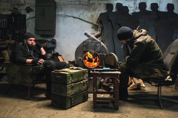 Андрій Римарук (ліворуч) і Василь Антоняк у фільмі ”Атлантида” грають військових, які повернулися на рідний Донбас після звільнення від окупантів