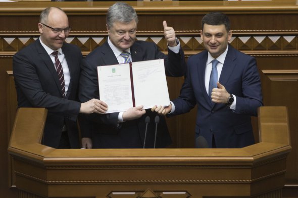 Подписанный закон, который закрепляет в Конституции движение Украины в ЕС и НАТО