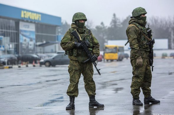 Так звані "зелені чоловічки" біля аеропорту Сівферополя у 20-х числах лютого 2014 року