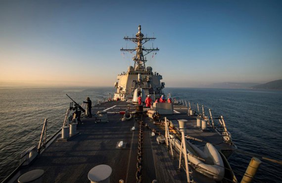 Ескадрений міноносець USS Donald Cook (DDG-75) входить в Чорне море