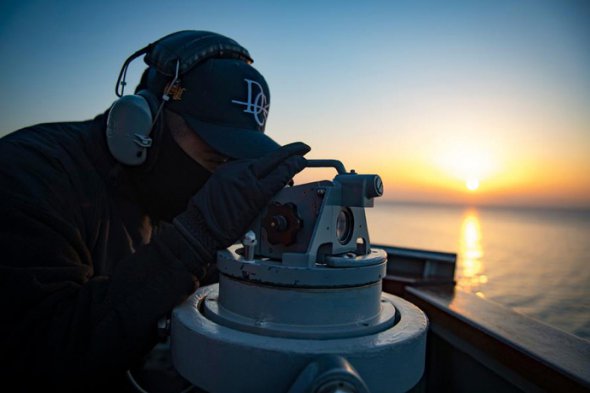 Ескадрений міноносець USS Donald Cook (DDG-75) входить в Чорне море