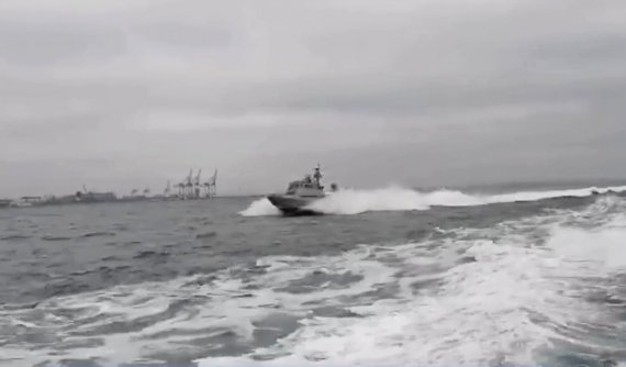 Морские пехотинцы во время практических занятий на десантно-штурмовых катерах "Кентавр" вышли в море