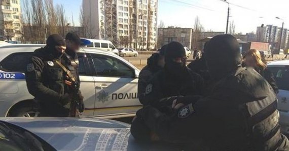 У Києві затримали банду, яку очолював 47-річний полковник  поліції, екс-керівник  одного з департаментів.    Зловмисники продавали інформацію з обмеженим доступом