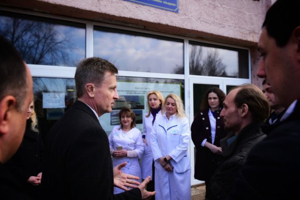 Зустріч кандидата в президенти Валентина Наливайченка з виборцями в Ужгороді все ж відбулася: медики вийшли прямо на ганок лікарні, незважаючи на офіційну заборону керівництва