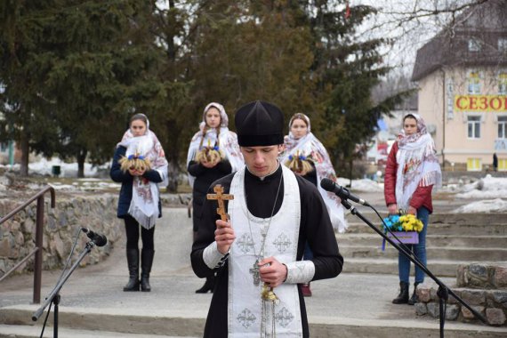 В центре поселка Новые Санжары состоялись торжества по случаю Героев Небесной Сотни