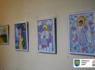 В рисунках отражено, насколько разным является детское восприятие этих событий 5-летней давности