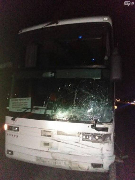 В одном из сел Городокского района Львовской столкнулись автобус международного сообщения и легковушка. Водитель последнего погиб на месте