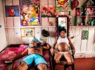 На фотографии изображена беременная женщина - бывший боец колумбийской группировки ФАРК. Повстанцы охотно брали женщин в свои ряды, но рожать им не позволяли. Пять предыдущих беременностей этой женщины закончились абортами.