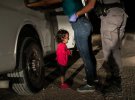 "Девочка, которая плачет на границе" Джона Мура изображает маленькую девочку из Гондураса, чью мать обыскивают американские пограничники в Техасе. Наплыв иммигрантов в США в прошлом году привел к тому, что генеральный прокурор Джефф Сешнс объявил об уголовном преследовании тех, кто нелегально пересек границу. Вскоре появилась информация, что маленьких детей насильно отбирают у задержанных на границе родителей. Отец этой девочки, оставшейся в Гондурасе, позже рассказал, что ее не разлучали с матерью, а само решение генпрокурора под давлением общественности отменил Дональд Трамп.