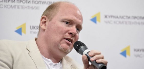 Пітер Дікінсон, 43 роки - науковий співробітник Atlantic Council, видавець журналів Business Ukraine і Lviv Today. З Великобританії переїхав в Україну в 1997 році. Тоді працював інформаційним координатором в міжнародній британській культурно-освітній організації British Council у Львові. "Приїхав після університету попрацювати, мені сподобалося в Україні, і ось я вже 21 рік живу тут", - говорить.