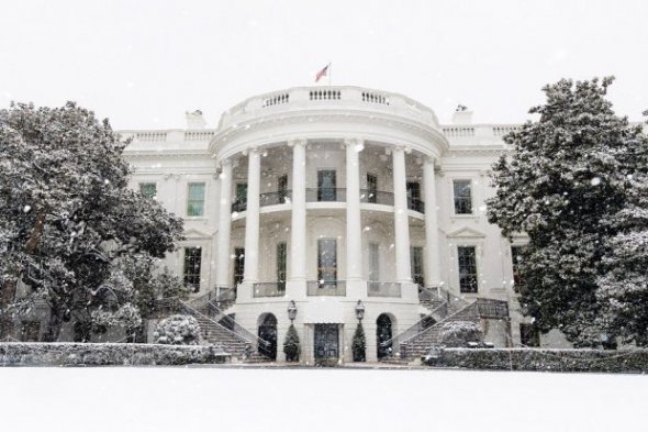 Белый дом зимой