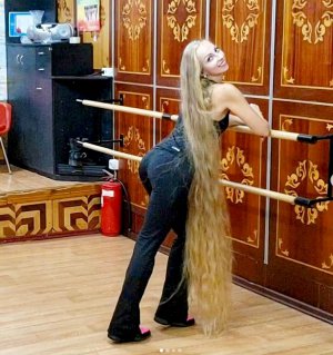 Олена Кравченко з Одеси відрощує волосся з юності. Миє його раз на тиждень. На це йде півгодини