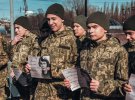 Любителі поезії, патріоти, громадські діячі, школярі та небайдужі люди зібралися, щоб вшанувати пам'ять відомої української поетеси та активістки Олени Теліги.