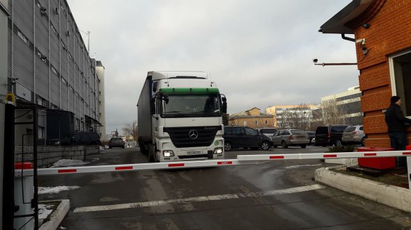 Фура возле Киевской городской таможни