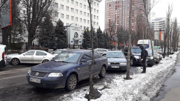 Авто, припаркованные а столичном бул. Вацлава Гавела возле Киевской городской таможни