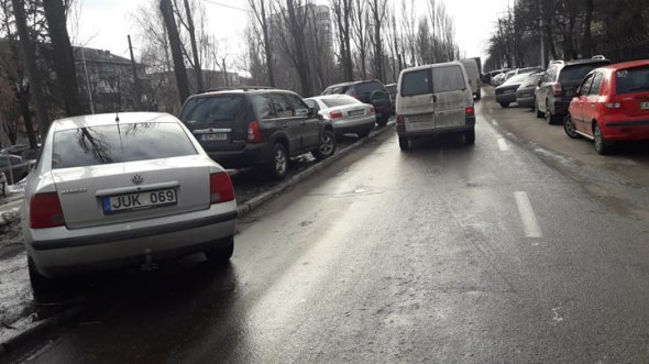 Машини із польськими і литовськими номерами, припарковані а столичному бул. Вацлава Гавела біля Київської міської митниці