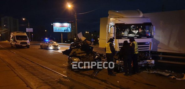 В Днепровском районе столицы возле станции метро "Черниговская" произошло смертельное ДТП с участием грузовика и легковушки