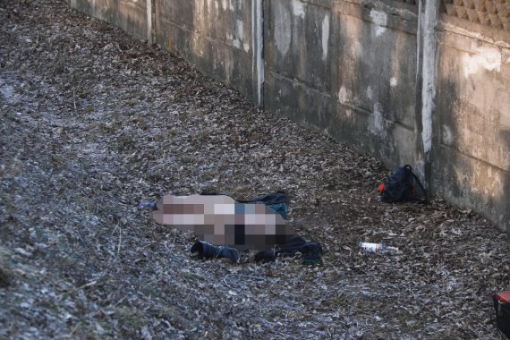 В Киеве недалеко от станции метро "Черниговская" обнаружили тело полностью раздетой женщины