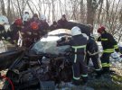 Вблизи села Грушвица Ровенского района произошло ДТП с участием двух легковых автомобилей Porsche Cayenne и Daewoo Sens. Погибло 3 человек
