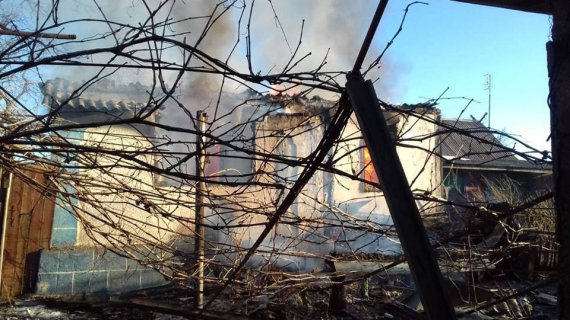 Обстрелом уничтожили 6 жилых домов, 4 хозяйственные постройки и 2 транспортных средства. По домам стреляли из оккупированного "Первомайска"