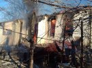 Обстрелом уничтожили 6 жилых домов, 4 хозяйственные постройки и 2 транспортных средства. По домам стреляли из оккупированного "Первомайска"