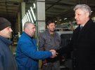 Юрій Бойко поїхав у Запоріжжя на машинобудівний завод, там тисне руку робітнику