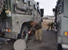 Украинские бойцы получили броневики "Варта"