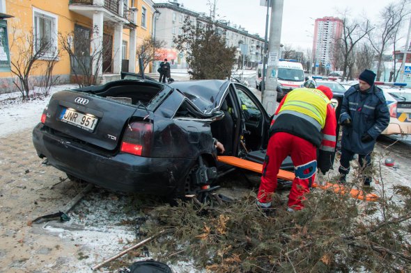 У Києві водій Audi збив двох жінок на зупинці. Фото: Інформатор